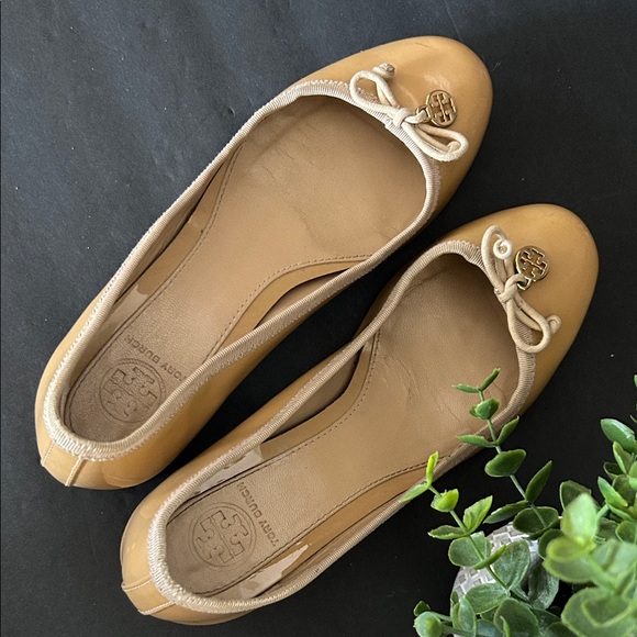 TORY BURCH Chelsea Nude Ballet
Heels Pumps Patent Leather Bow
Charm - Picture 6 of 15